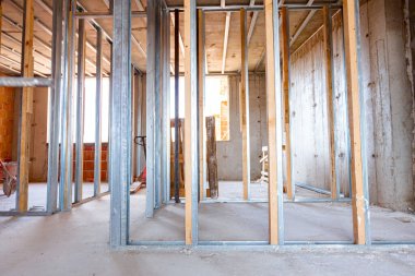 Bölünme duvarı, inşaat halindeki konut binası için metal ve ahşap dikey profil sütunlarını görüntüle.