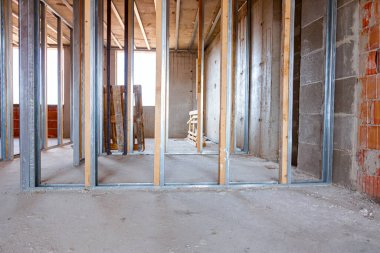 Bölünme duvarı, inşaat halindeki konut binası için metal ve ahşap dikey profil sütunlarını görüntüle.