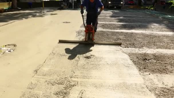 Nşaat Işçisi Dökme Sonrası Çimentoyu Hizalamak Sıkıştırmak Için Yeni Betonu — Stok video