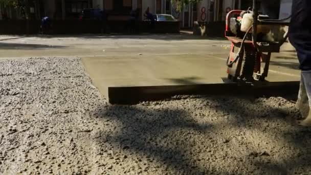 Stavební Dělník Vyrovnává Čerstvý Beton Motorovým Nástrojem Vibrační Kovovou Latí — Stock video
