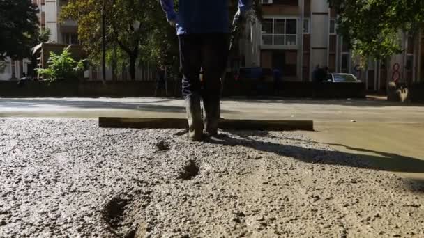 Nşaat Işçisi Dökme Sonrası Çimentoyu Hizalamak Sıkıştırmak Için Yeni Betonu — Stok video