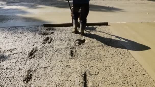 Construction Worker Leveling Fresh Concrete Motor Power Tool Vibration Metal — Αρχείο Βίντεο