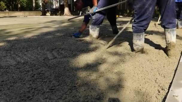 Construction Workers Riggers Using Rake Spreading Leveling Concrete Covering Square — Αρχείο Βίντεο
