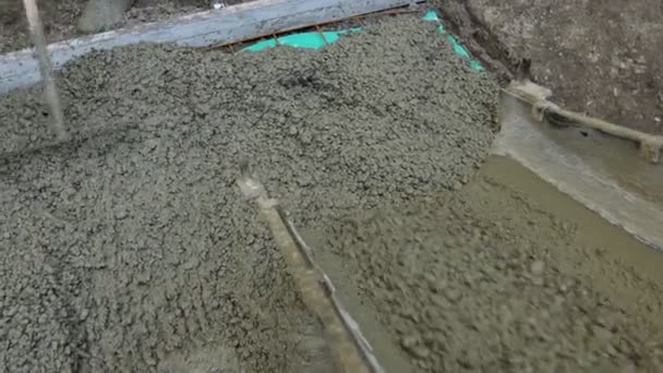 Frischer Beton Wird Abgeladen Betonschichten Fließen Über Die Rampe Die — Stockvideo