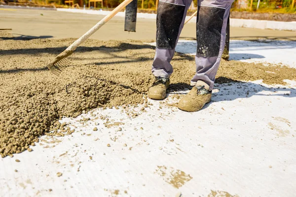 Construction Worker Rigger Using Rake Spreading Leveling Concrete Covering Square — Stock Photo, Image