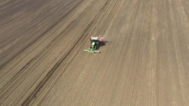 Döndürme görüşü, yörünge doli hareketi, makinenin tarlaya, toprağa, mısır, mısır, mısır ekimine mekanik tohum ekme makinesi çekişi..