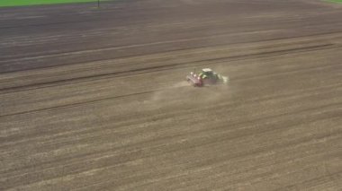 Döndürme görüşü, yörünge doli hareketi, makinenin tarlaya, toprağa, mısır, mısır, mısır ekimine mekanik tohum ekme makinesi çekişi..