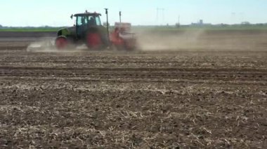 Döndürme görüşü, yörünge doli hareketi, makinenin tarlaya, toprağa, mısır, mısır, mısır ekimine mekanik tohum ekme makinesi çekişi..