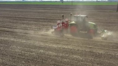 Döndürme görüşü, yörünge doli hareketi, makinenin tarlaya, toprağa, mısır, mısır, mısır ekimine mekanik tohum ekme makinesi çekişi..