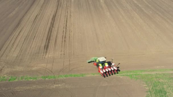 回転ビューの上に 軌道は 機械的なシーダーマシンを引っ張っとしてトラクターのドリー移動 新しいシリアル作物 トウモロコシ トウモロコシを植える — ストック動画