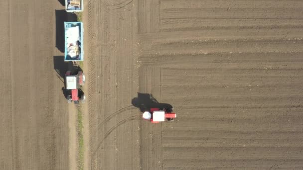 Atas Traktor Pandangan Atas Sebagai Pelempar Memupuk Lahan Pertanian Untuk — Stok Video