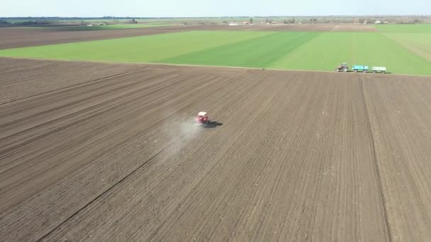 View Dolly Move Orbit Tractor Throws Fertilizing Arable Farmland New — Stock Video
