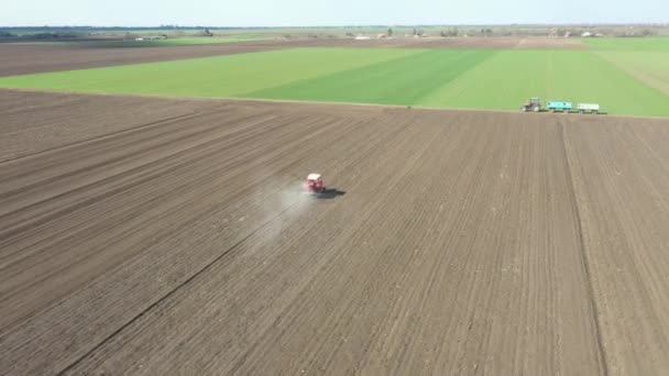 Bovenaanzicht Dolly Bewegen Baan Rond Trekker Als Gooit Bemesten Akkerland — Stockvideo