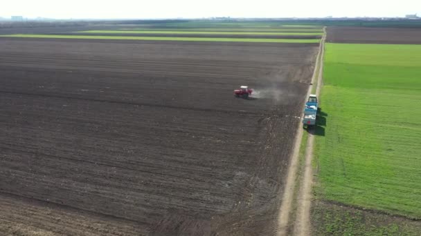 Deasupra Vederii Papusa Muta Orbita Jurul Tractorului Aruncari Fertilizarea Terenurilor — Videoclip de stoc