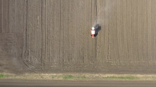 Traktörün Üzerinde Atımlar Yeni Ekinler Için Tarıma Elverişli Tarım Arazileri — Stok video