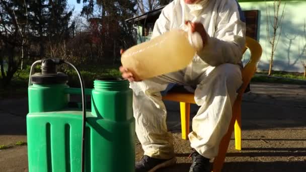 Κηπουρός Ετοιμάζει Κατάλληλο Μείγμα Νερού Και Συμπυκνωμένης Ποσότητας Εκχυλίσματος Από — Αρχείο Βίντεο