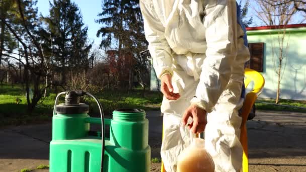 Gärtner Bereitet Geeignete Mischung Aus Wasser Und Konzentrierte Menge Extrakt — Stockvideo
