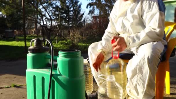 Jardineiro Está Preparando Mistura Adequada Água Quantidade Concentrada Extrato Pequeno — Vídeo de Stock
