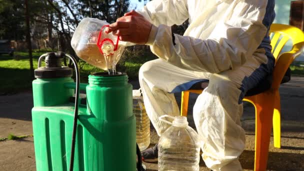 Jardinero Está Preparando Mezcla Adecuada Agua Concentrado Cantidad Extracto Pequeña — Vídeo de stock