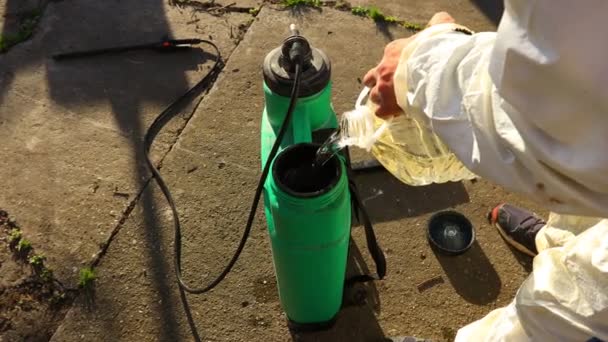 Giardiniere Sta Preparando Idonea Miscela Acqua Quantità Concentrata Estratto Piccolo — Video Stock