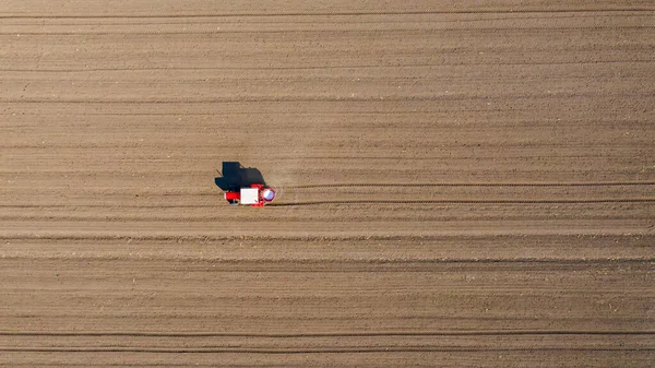 Выше Вид Трактор Виде Бросков Удобрение Пахотных Земель Нового Урожая — стоковое фото