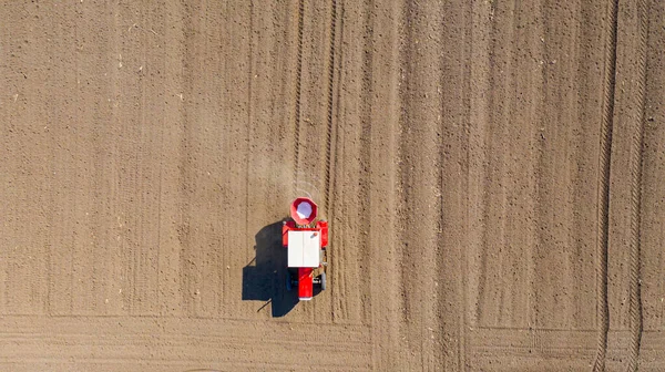 Nad Horní Pohled Traktor Jako Házení Hnojení Orné Půdy Pro — Stock fotografie