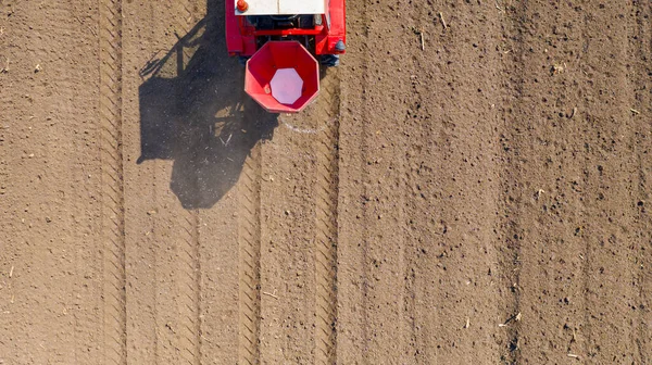 Atas Pandangan Atas Pada Traktor Sebagai Pelempar Membuahi Lahan Pertanian — Stok Foto