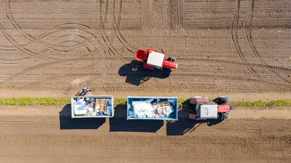 Nad Horní Pohled Dva Farmáře Jako Dobíjení Umělého Hnojiva Přívěsu — Stock fotografie