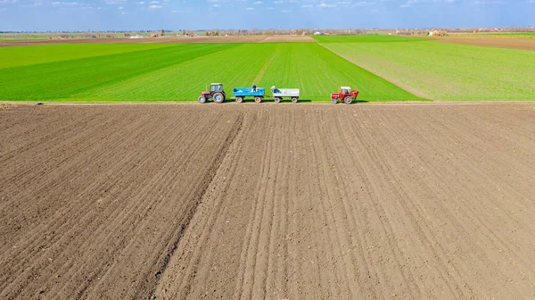 Acima Ver Dois Agricultores Como Recarregar Fertilizante Artificial Reboque Cheio — Fotografia de Stock