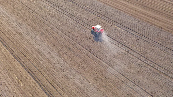 Atas Melihat Traktor Sebagai Pelempar Membuahi Lahan Pertanian Untuk Tanaman — Stok Foto