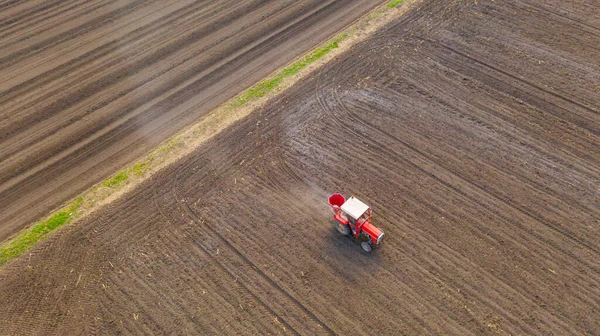Nad Pohledem Traktor Jako Házení Hnojení Orné Půdy Pro Nové — Stock fotografie