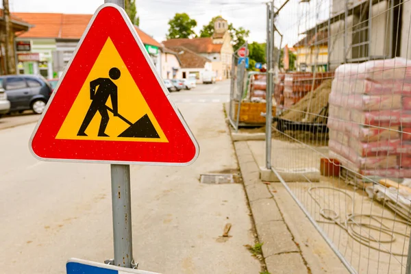 공사를 표지판 과파란 표지판은 울타리가 도로에 도로를 나타내고 건축중에 — 스톡 사진