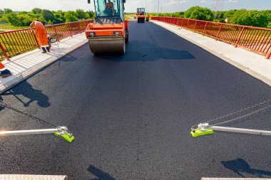 Ultrasonik sınıf, eğim, temas olmayan sensör, (multiplex) algılama konumu, ve ölçülen değeri, taze asfaltın yüksekliği, buna göre, yol döşeme makinesine yerleştirilen.