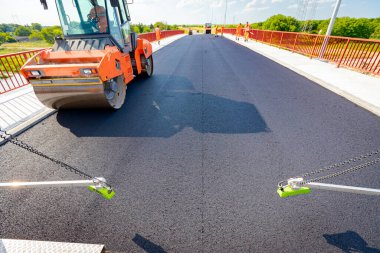 Ultrasonik sınıf, eğim, temas olmayan sensör, (multiplex) algılama konumu, ve ölçülen değeri, taze asfaltın yüksekliği, buna göre, yol döşeme makinesine yerleştirilen.