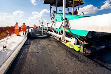 Yol yapım makinesi ultrasonik dereceli, eğim, temas olmayan sensör, (çoklu pleks) algılama konumu ile ve ölçülen değeri, taze asfalt yüksekliği, buna göre düzeltir. 