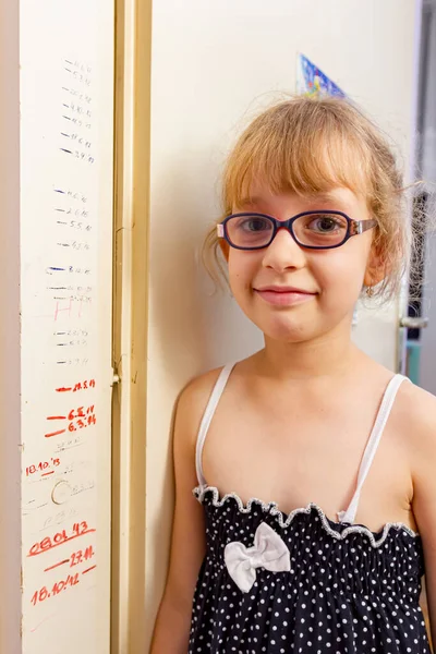 Retrato Menina Pré Escolar Doce Com Óculos Lado Desenhado Com — Fotografia de Stock