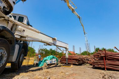 Genişletilmiş yan ses dengeleyicisi inşaat alanında beton, esnetilmiş hidrolik sistemi doldurmak için pompalı kamyona destek ve istikrar sağlıyor..