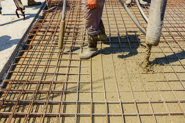 Robotnik Korzysta Narzędzia Wibracyjnego Kompaktor Zagęszczania Świeżego Płynnego Betonu Płynącego — Zdjęcie stockowe
