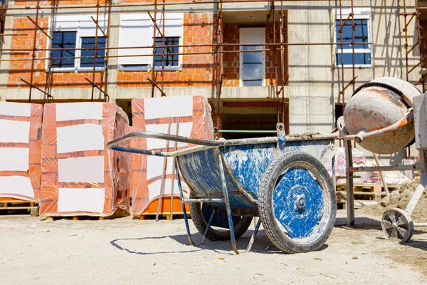 Industrial Obsolete Wheelbarrow Uses Transportation Burden Cement Mixer Machine Construction — Stock Photo, Image