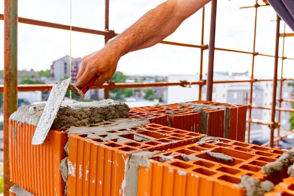Worker Using Spatula Trowel Apply Mortar Red Blocks Make Wall — Stock Photo, Image