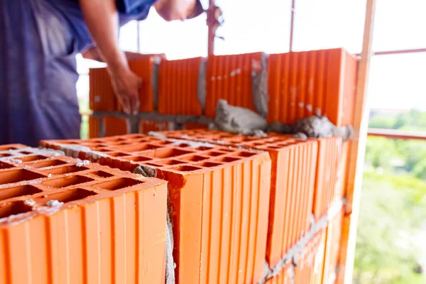 Dělník Používá Špachtle Lopatku Nanášení Malty Červené Bloky Výrobě Zdí — Stock fotografie