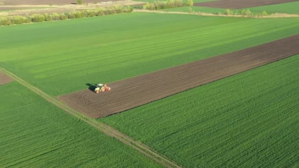 在轮转视图上方 轨道娃娃移动 拖拉机作为机械播种机在可耕地 种植新的谷类作物 玉米上拉动 — 图库视频影像