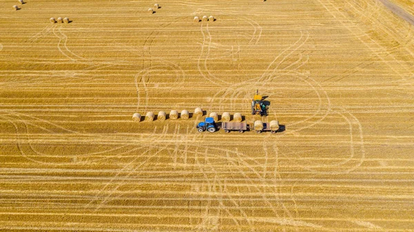 Bovenaanzicht Graafmachine Als Laadstrobalen Aanhangwagen Getrokken Door Trekker Landbouwgrond Met — Stockfoto