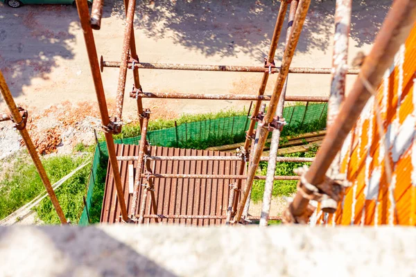 View Building Site Area Trough Rusty Scaffolding Edifice Metal Scaffold — Stock Photo, Image