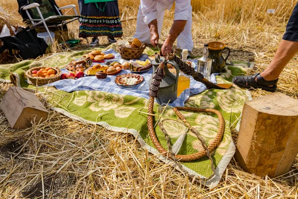 手工制作的皮革褐色鞭子带来快乐和丰收 农夫切干肉 在传统的小麦收获季节在露天准备复古早餐 — 图库照片