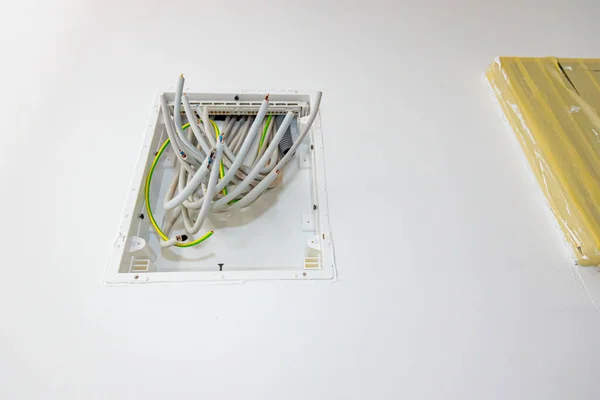 Paquete Varios Cables Cuelgan Una Caja Fusibles Plástico Montado Pared —  Fotos de Stock