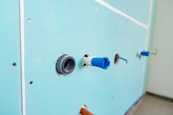 Blootgestelde Water Elektriciteitsaansluitingen Geïnstalleerd Gipsplaten Muur Van Nieuwe Keuken Gebouw — Stockfoto