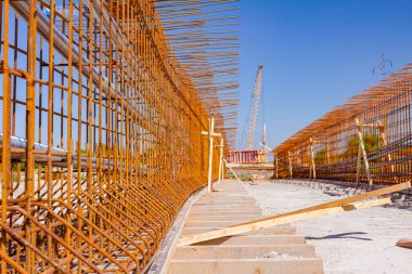 Kiriş, köprü iskeleti, takviye, inşaat alanına dikey çapraz paslı armatür çubuklar yerleştirilmiş. Yeni yol yapım aşamasında..