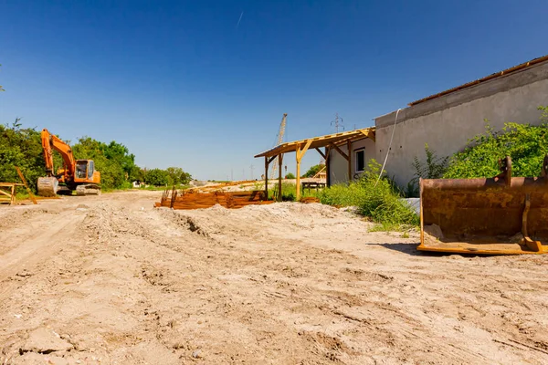 Herramienta Trabajo Excavadora Viejo Cubo Oxidado Almacén Improvisado Aire Libre Imagen De Stock