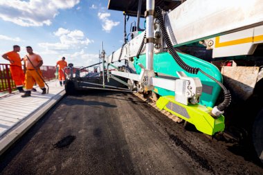 Yol yapım makinesi ultrasonik dereceli, eğim, temas olmayan sensör, (çoklu pleks) algılama konumu ile ve ölçülen değeri, taze asfalt yüksekliği, buna göre düzeltir. 